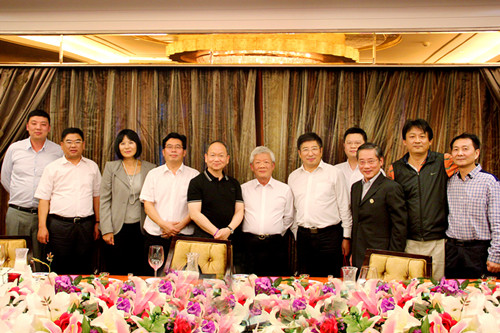 集團(tuán)領(lǐng)導(dǎo)與海峽兩岸企業(yè)家紫金山峰會(huì)臺(tái)灣地區(qū)部分代表交流洽談